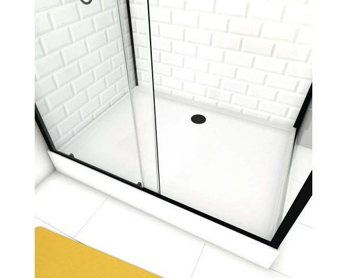 Douchecabine met douchebak en metro tegels aan de wand