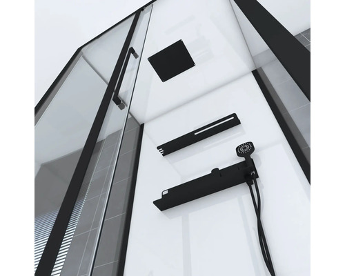 Interieur van een douche met zwarte douchekop, doucherek en plafonddouche