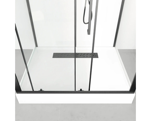 Gelijkvloerse douche met douchegoot en zwart frame