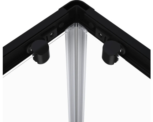 Detailaanzicht van een douchecabine met zwart frame en transparant glas