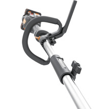 Detailopname van een grastrimmer met handgreep en verstelbare telescopische steel.