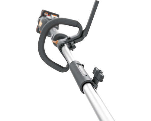 Detailopname van een grastrimmer met handgreep en verstelbare telescopische steel.