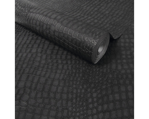 Een rol behang met een krokodillenleren motief.