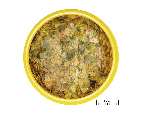 Visvoer vlokken in gele container, close-up