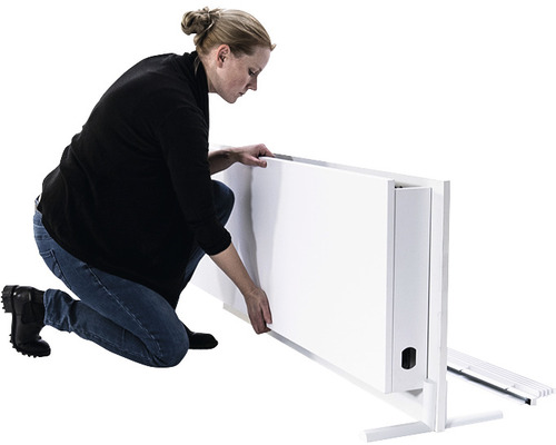 Vrouw monteert een witte klaptafel