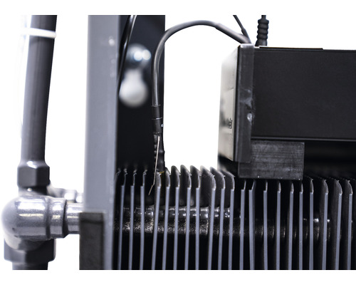 Detailopname van een apparaat met koelribben en sensor