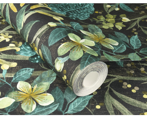 Een rol behang met bloemmotief op een donkere achtergrond