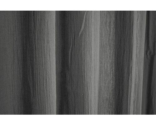 Grijze stoffen gordijn met plooien