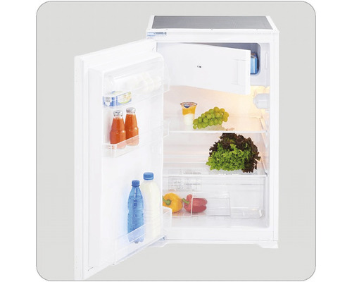 Geopende koelkast met levensmiddelen