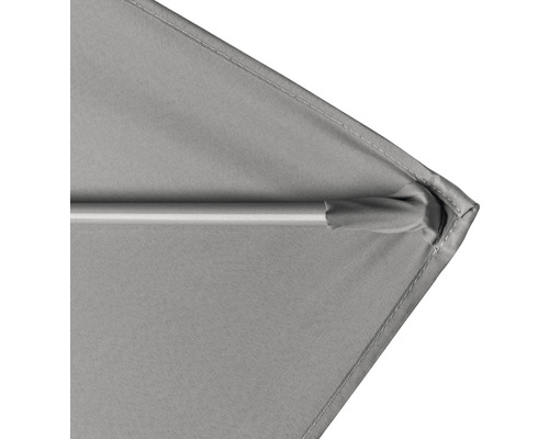 Detailweergave van een parasol met frame en stoffen bekleding.