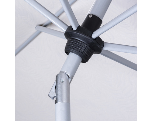 Detailopname van de onderkant van een parasol met frame en mechanisme