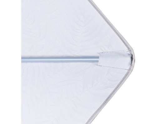 Detailopname van een parasol met metalen staaf