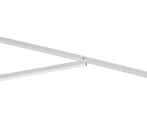 Detail van witte metalen profielen met schroefgat