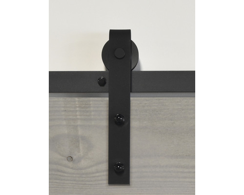 Detailopname van een schuifdeur railsysteem met metalen rails en rolophanging