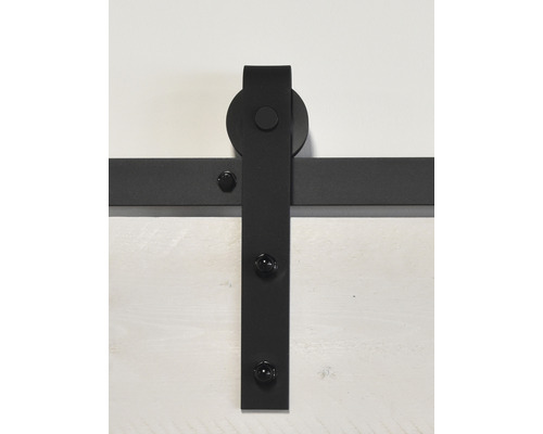 Detailopname van een zwart schuifdeurbeslag op een deur