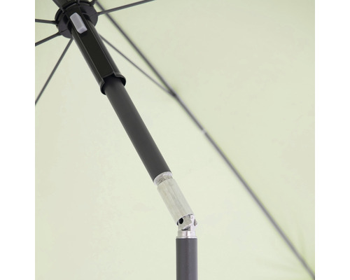 Detail van een parasol met focus op de mast en het scharnier