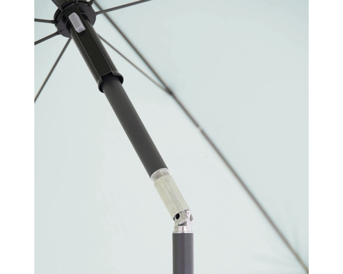 Detailopname van de mast en het frame van een parasol.