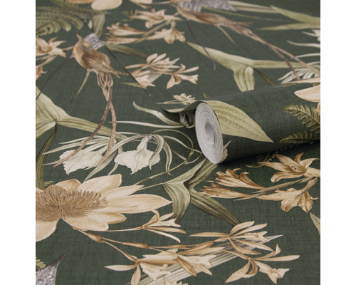 Behang met bloemmotief in natuurlijke kleuren op een donkere achtergrond