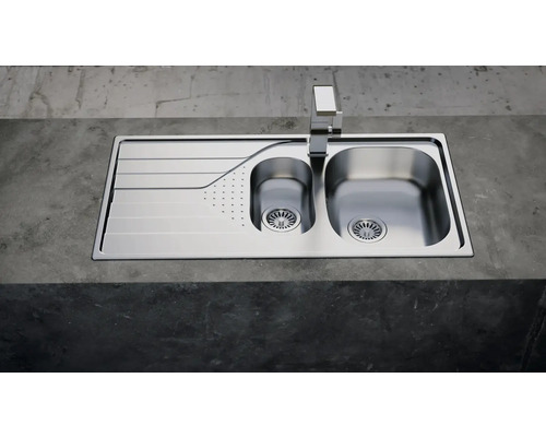 Spoelbak van roestvrij staal met afdruiprek en waterkraan