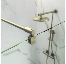 Detail van een douchecabine met glazen wand en steunbalk