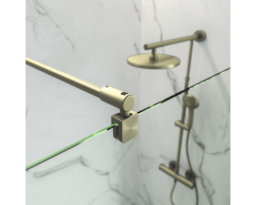 Detail van een douchecabine met glazen wand en steunbalk