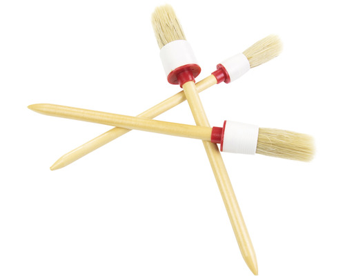 Drie ronde kwasten met houten steel en natuurlijke haren kruislings