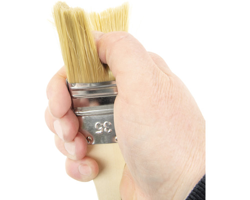 Hand houdt kwast met natuurlijke haren vast, breedte 35 mm