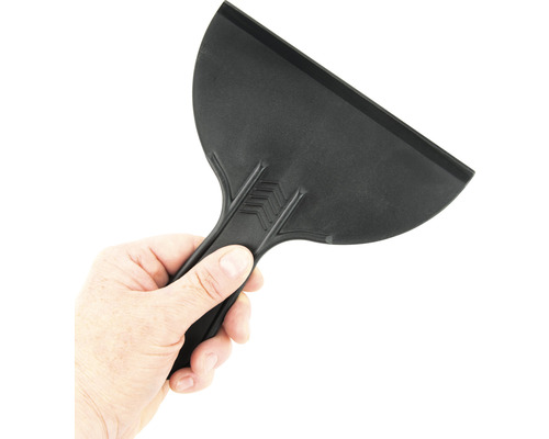 Zwarte plastic schraper wordt vastgehouden door een hand.