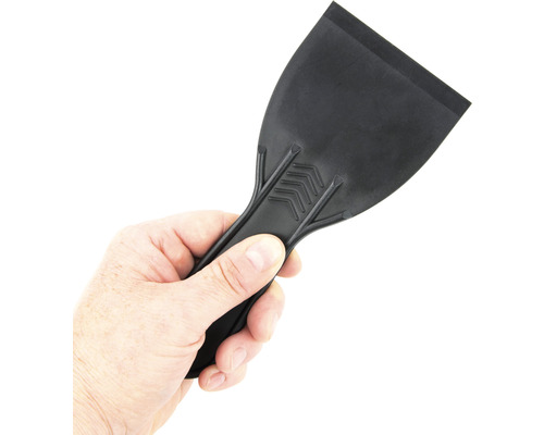 Hand houdt schraper vast
