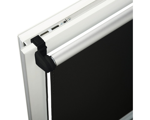 Detailopname van een rolgordijn met kettingbediening voor raamverduistering