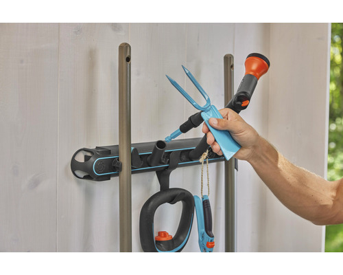 Gereedschaphouder met tuingereedschap zoals een cultivator, een tuinschaar en een tuinspuit