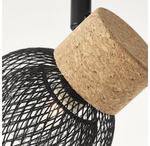 Detailopname van een plafondlamp met zwarte draadkap en kurkelement.