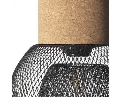 Gedetailleerde opname van een hanglamp met een kap van zwart draadgaas en een lampvoet van kurk.