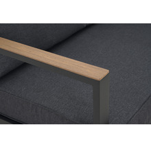 Detail van een loungesofa voor buiten met armleuning van metaal en hout