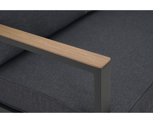 Detail van een loungesofa voor buiten met armleuning van metaal en hout