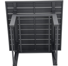 Onderaanzicht van een tuintafel met lattenpatroon
