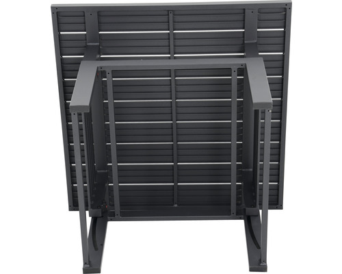 Onderaanzicht van een tuintafel met lattenpatroon