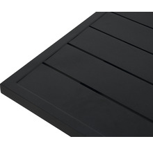 Detail van een zwart tafelblad met lattenstructuur