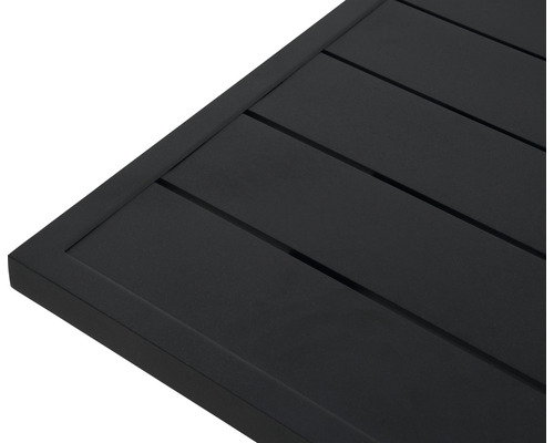 Detail van een zwart tafelblad met lattenstructuur