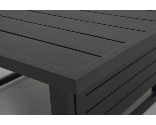 Detail van een tuintafel met aluminium lamellen