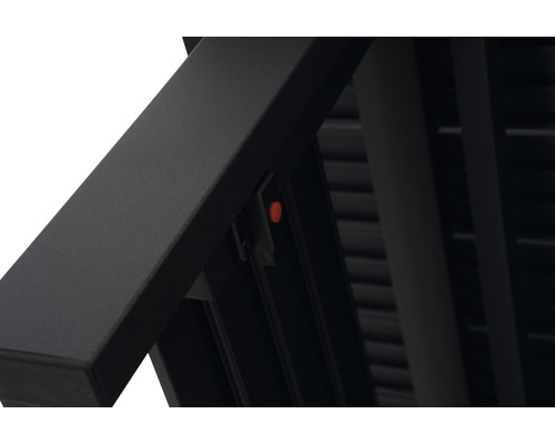 Detailopname van een metalen paviljoen met een rode knop voor de bediening van de lamellen.