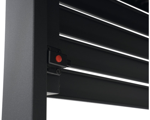 Detail van een lamellendak met een rode knop voor de bediening