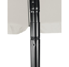 Detailopname van een parasolvoet met parasol