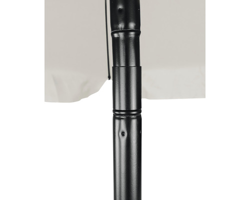 Detailopname van een parasolvoet met parasol