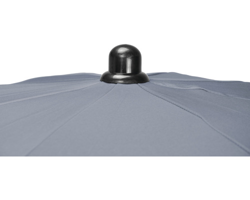 Detailopname van een parasol met een zwarte punt en een grijze stoffen bekleding.