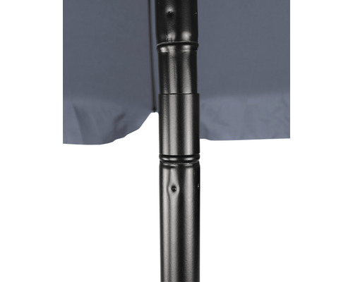 Detailaanzicht van een metalen parasolstandaard