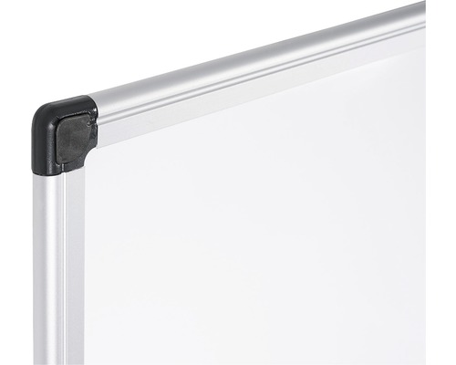 Detailopname van een whiteboardhoek met aluminium frame en kunststof hoek