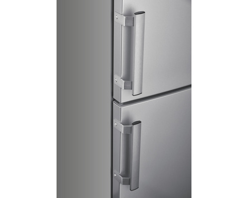 Detailopname van een koelkast met twee deuren en zilverkleurige handgrepen