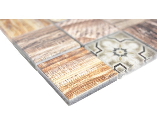 Close-up van mozaïektegels met hout- en patroondesign