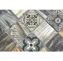 Detail van mozaïektegels met houten en bloemmotieven